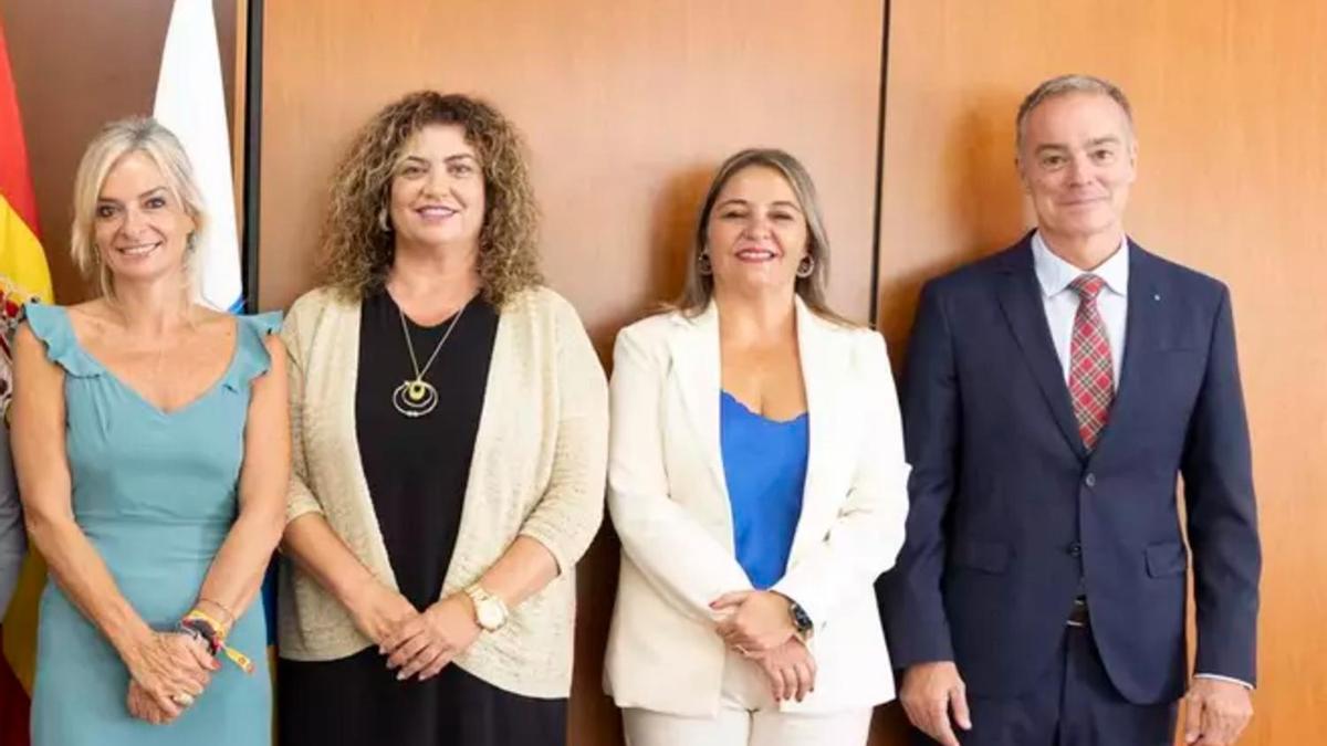 Esther Monzón junto a Esther Machín, Cecilia Sánchez y Pablo Eguía, el 5 de septiembre de 2023, en su toma de posesión de los cargos insulares de Sanidad
