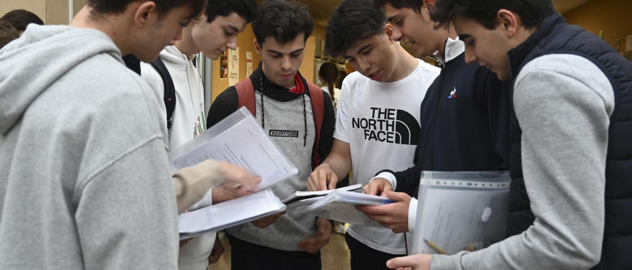 Estudiantes antes de realizar la EBAU.