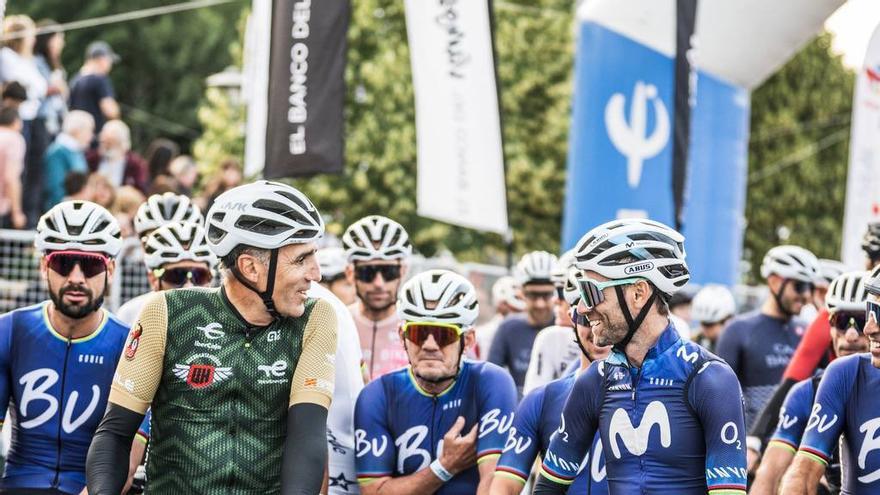 Miguel Indurain y Alejandro Valverde conversan antes de la salida.