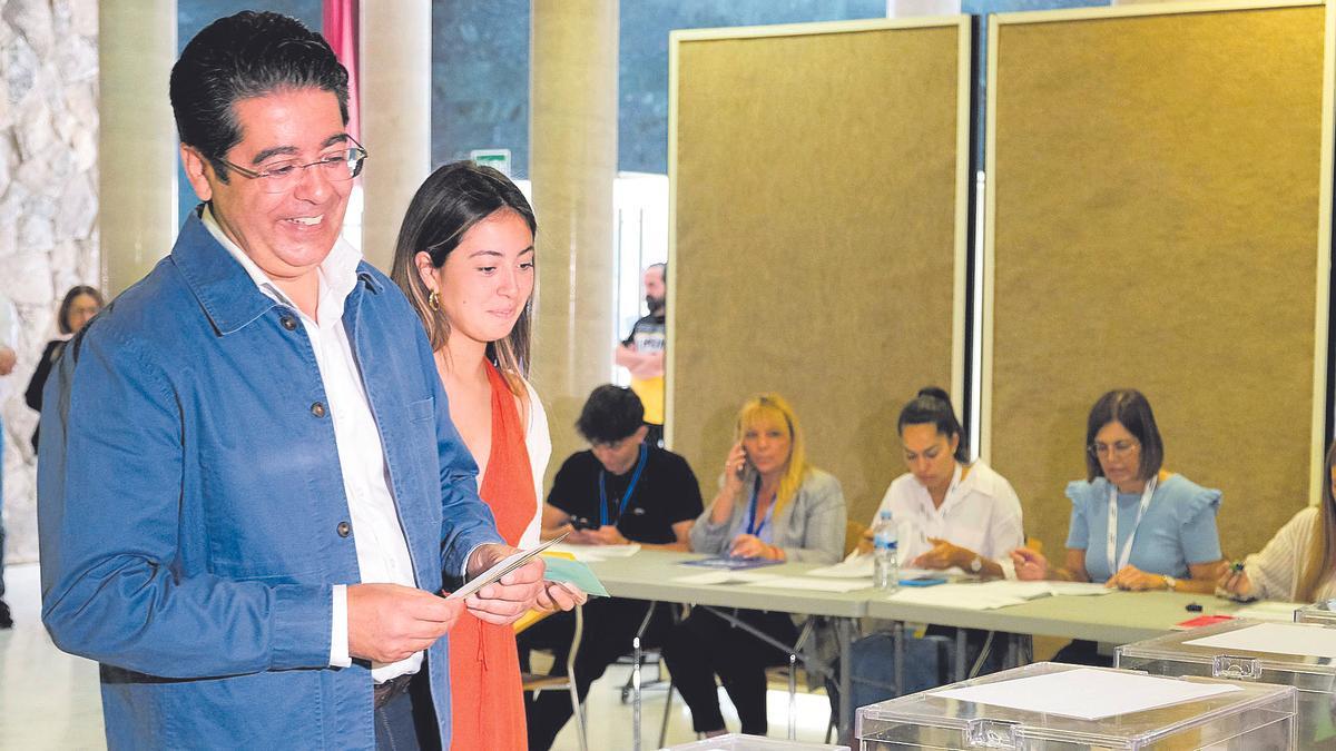 Pedro Martín, presidente del Cabildo de Tenerife y ganador de las elecciones ayer, en el momento de depositar su voto en Guía de Isora junto a su hija