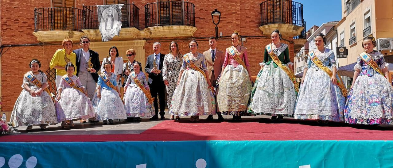 Foto de familia con todos los premiados por las fiestas de Sant Vicent de la Vall en el 2022