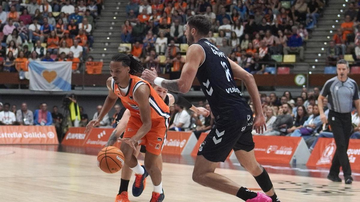 Alonzo Verge se abre paso ante Petrasek.