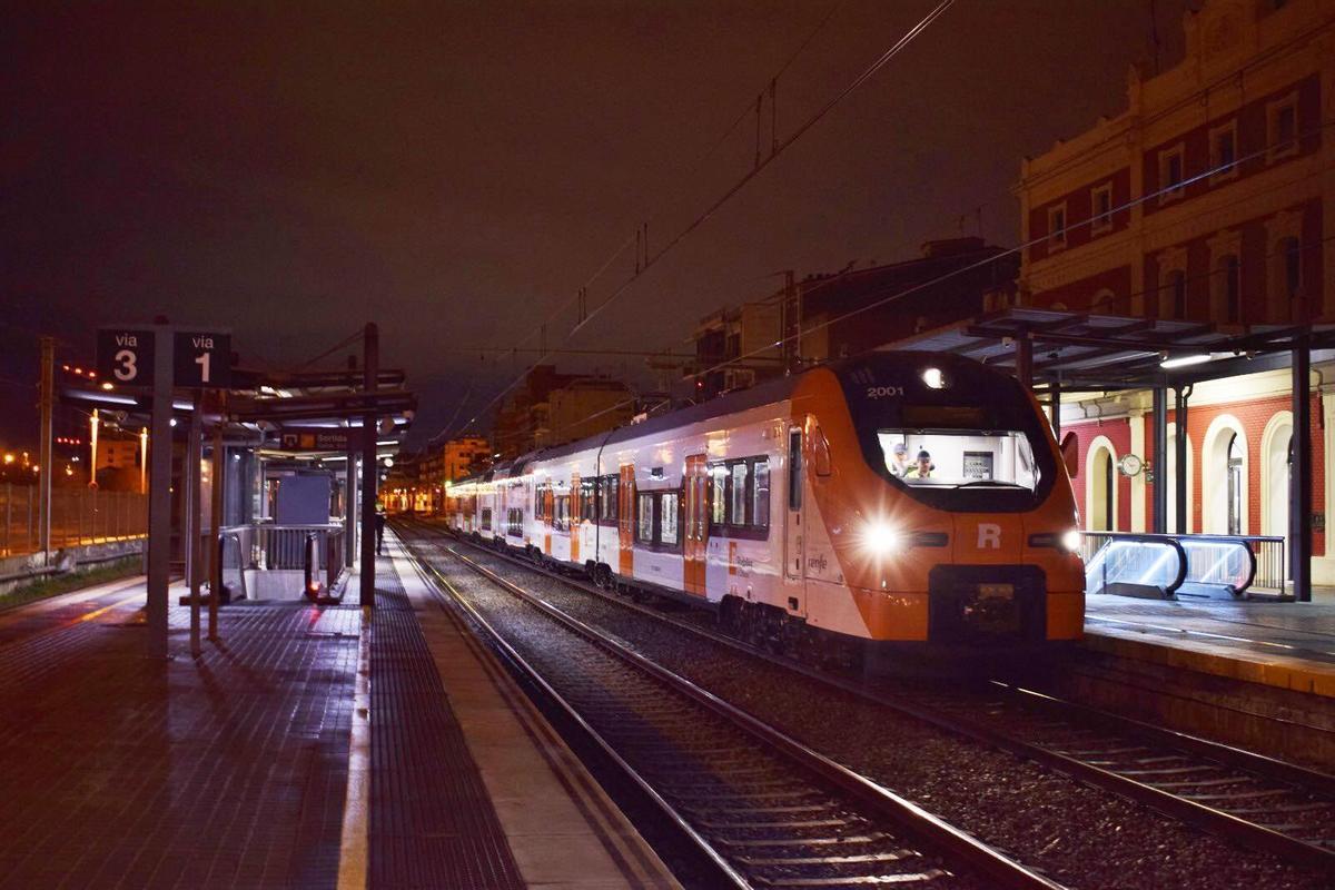 Uno de los nuevos trenes Alstom 452 en fase de pruebas y homologación para Rodalies a su paso por la estación de Mollet-Santa Rosa en la R3, en febrero del año pasado.