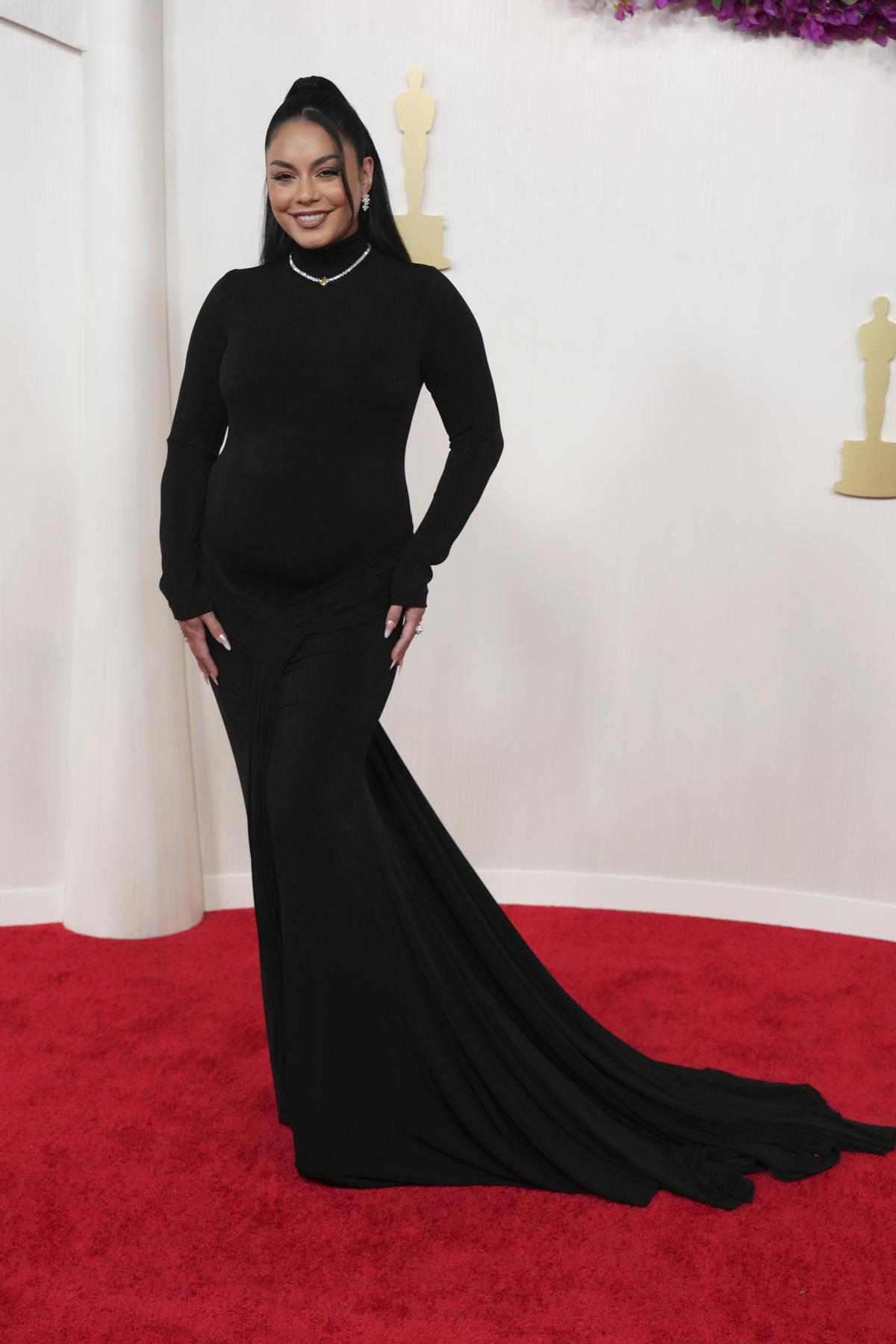 Vanessa Hudgens, actriz de 'High School Musical', ha confirmado que está embarazada al llegar a la alfombra roja.