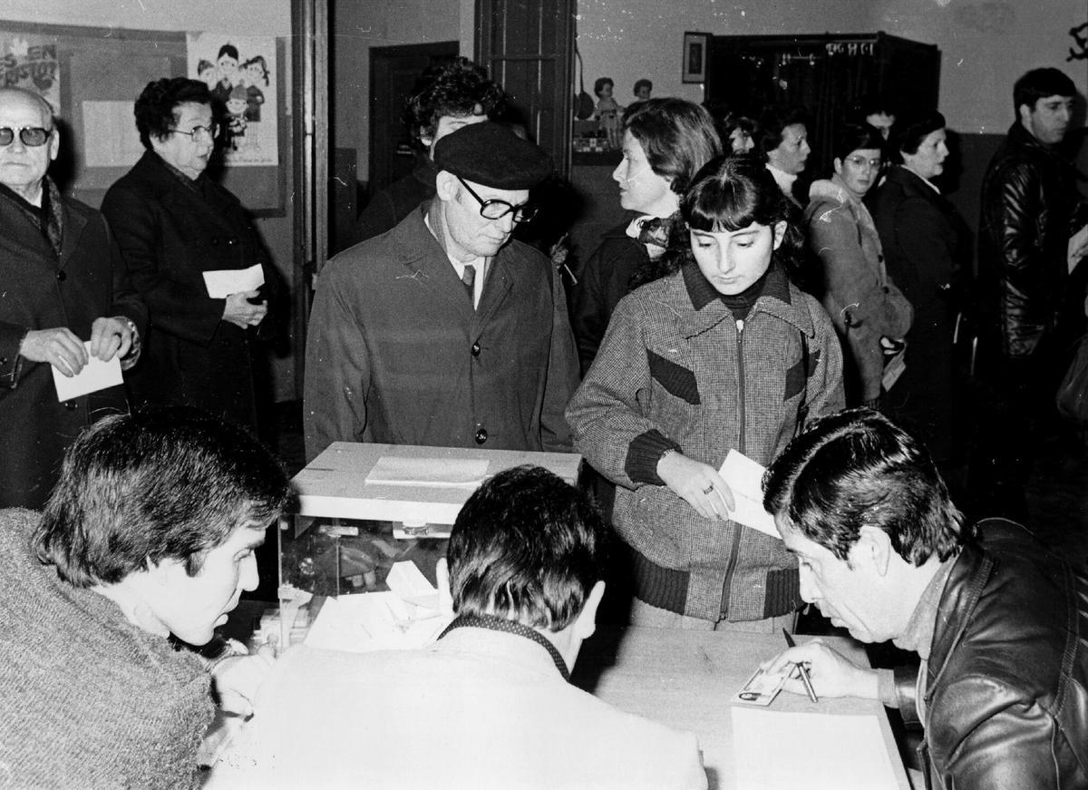 44 años del 'sí' a la Constitución: tres de cada cuatro españoles no  participaron en el referéndum - El Periódico de España