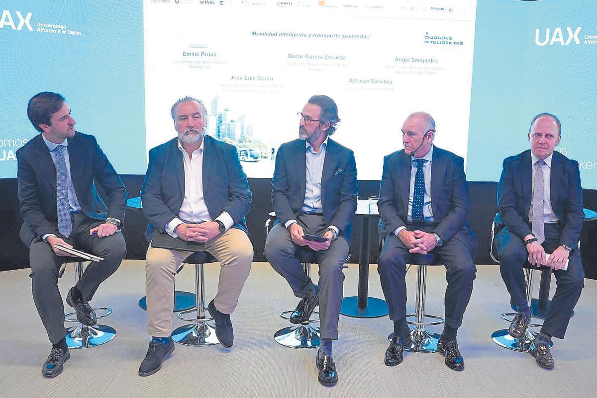 De izquierda a derecha, Emilio Prous, coordinador del Madrid Green Urban Mobility Lab; José Luis Borau, de la Fundación ONCE; Óscar García-Escarda, director de Transformación de TK Elevator; Alfonso Sánchez, director gerente de EMT Madrid y Ángel Sampedro, director del Área de Ingeniería y Arquitectura de la UAX.