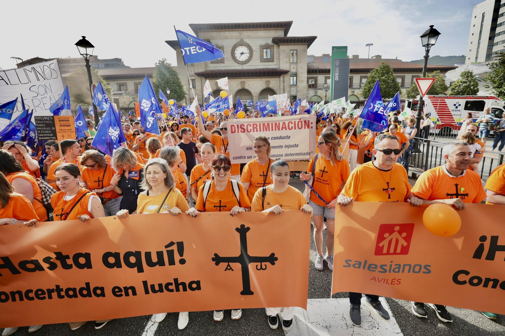 EN IMÁGENES | La marea naranja de profesores inunda Oviedo: manifestación de la escuela concertada
