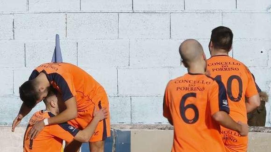 Los jugadores del Pontellas celebran un gol. // Alba Villar