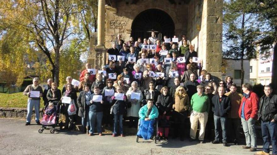 Usuarios, familiares y simpatizantes de «Emburria» concentrados ayer en Cangas.