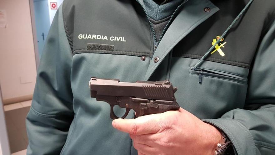 Pistola aprehendida por la Guardia Civil.