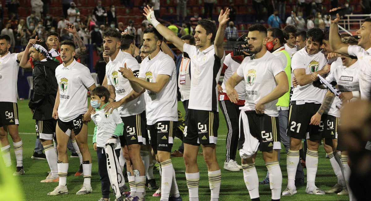 Los futbolistas del Burgos celebran el ascenso con su afición en Almendralejo.