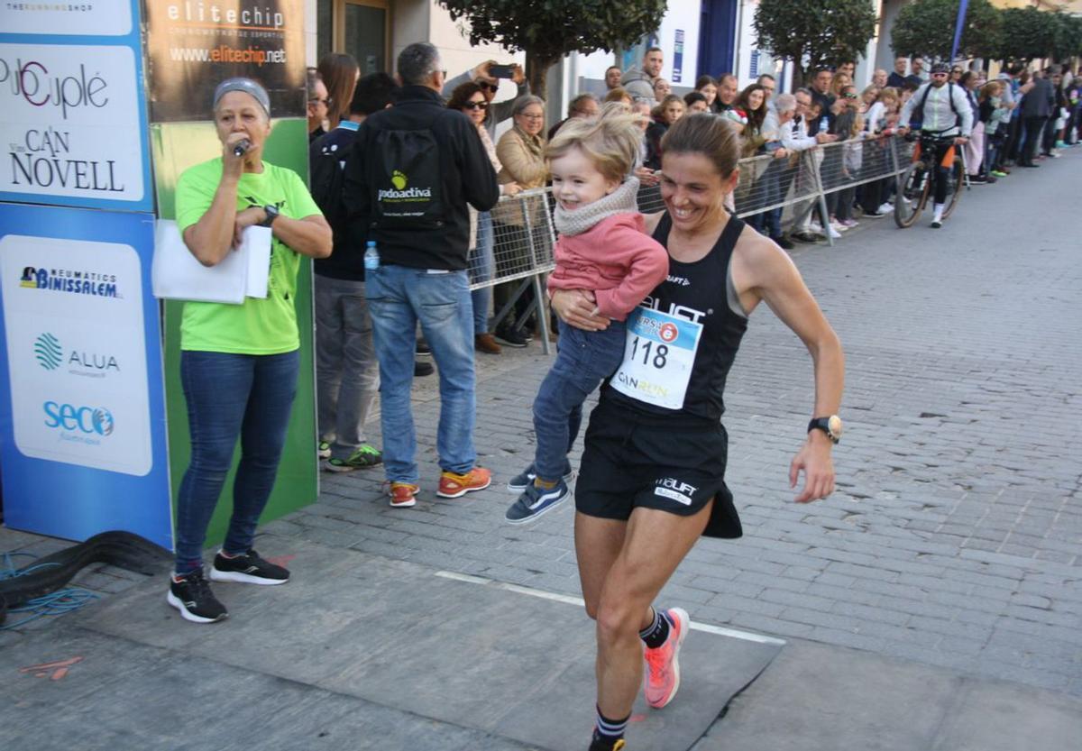 Bel Calero entra en la meta de Lloseta con su hijo Pau. | PONÇ BOVER