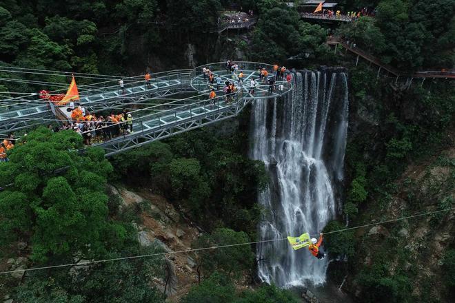 Puente y tirolina en Guangdong