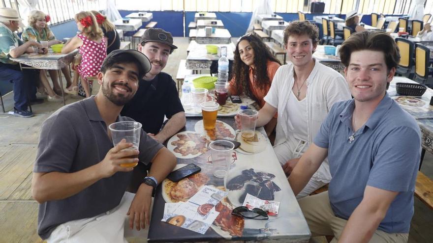 Amigos y familiares en El Arenal el miércoles de Feria