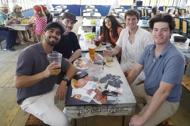Amigos y familiares en El Arenal el miércoles de Feria