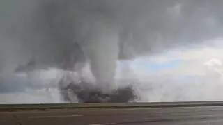 "Alerta máxima" en Estados Unidos: mueren dos personas tras más de 70 tornados  | Vídeo