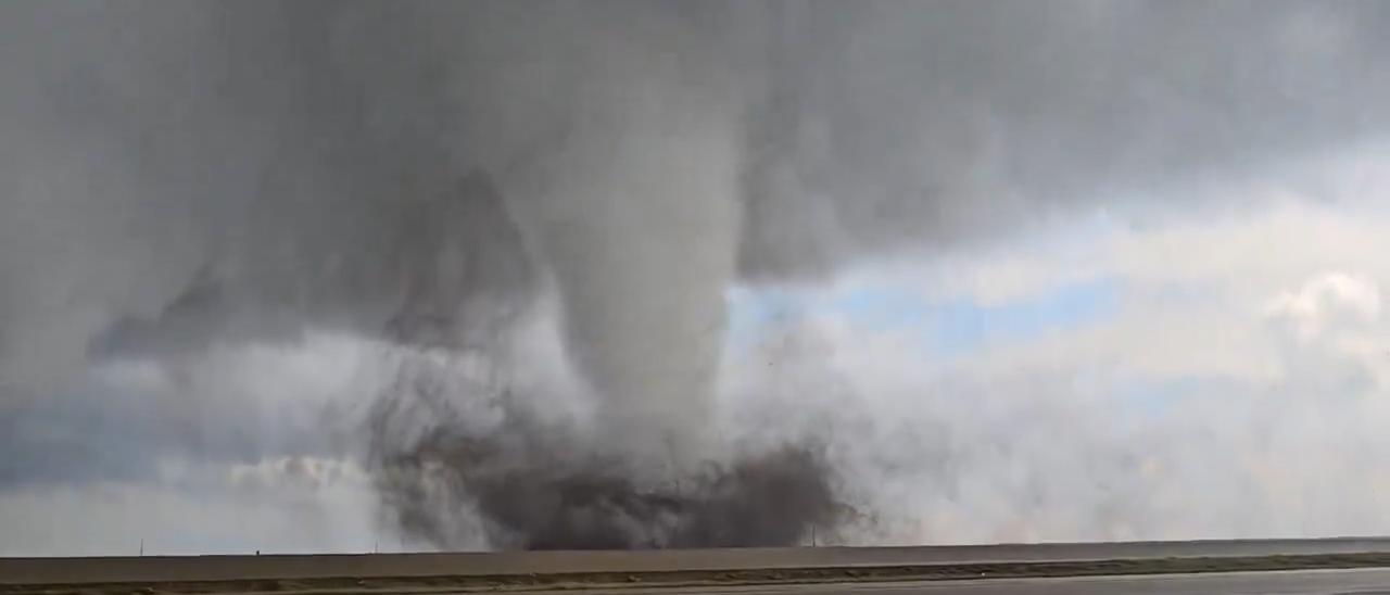 Impactantes imágenes del tornado que ha arrasado varias zonas de Nebraska, Estados Unidos
