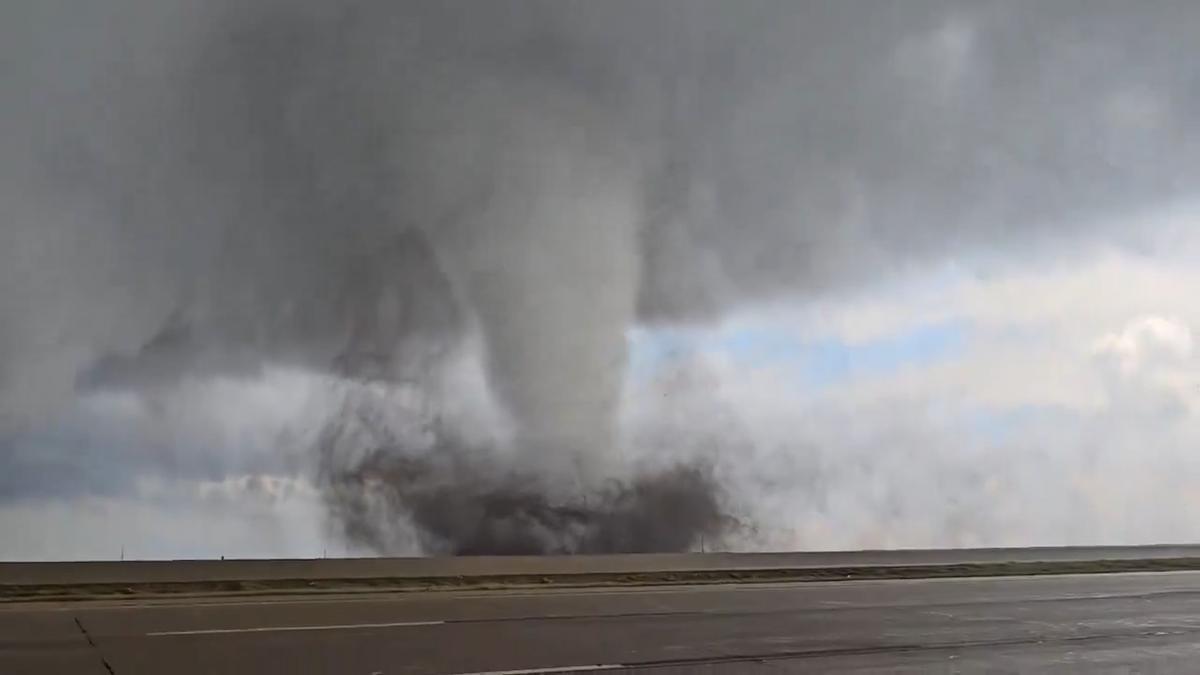 Impactantes imágenes del tornado que ha arrasado varias zonas de Nebraska, Estados Unidos