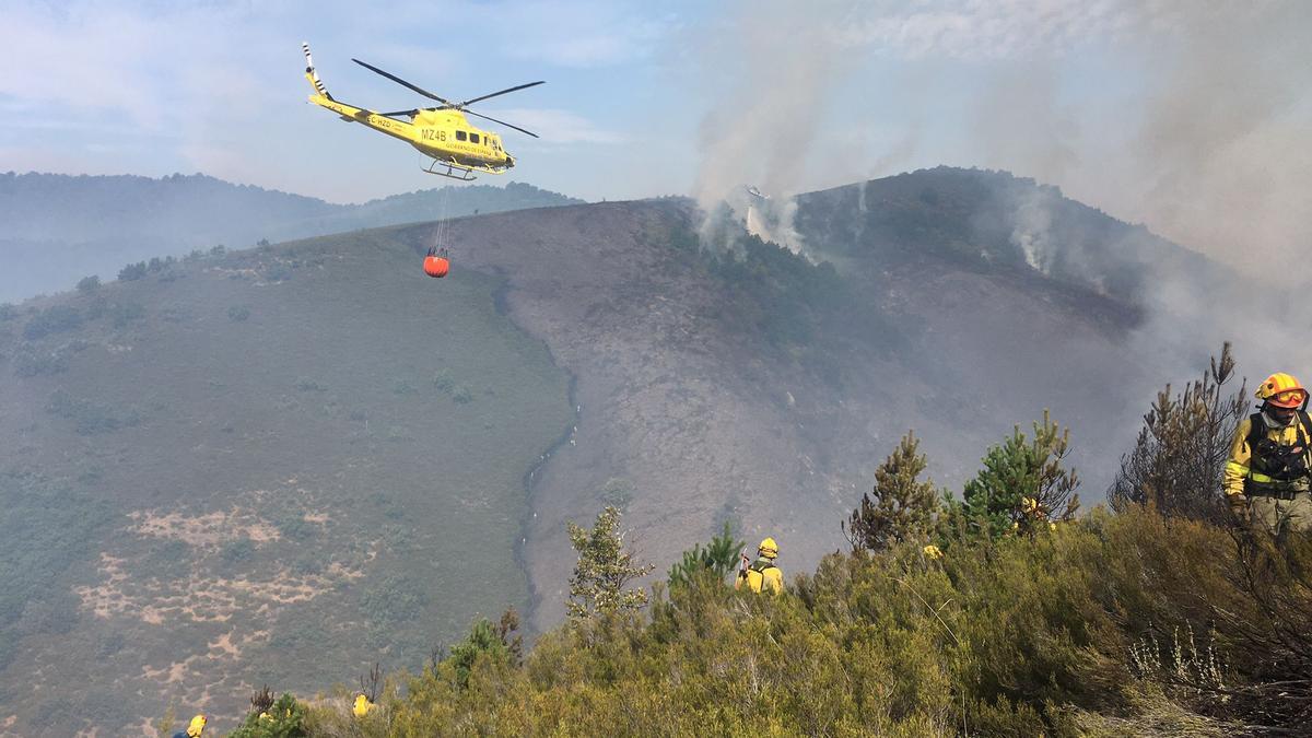 Un helicóptero durante las labores de extinción del fuego.