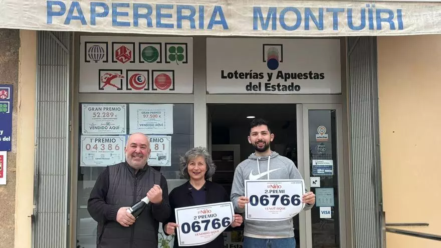 Los propietarios de la administración de Montuïri que ha repartido el segundo premio de la Lotería del Niño: "El sorteo de Reyes tiene su magia"