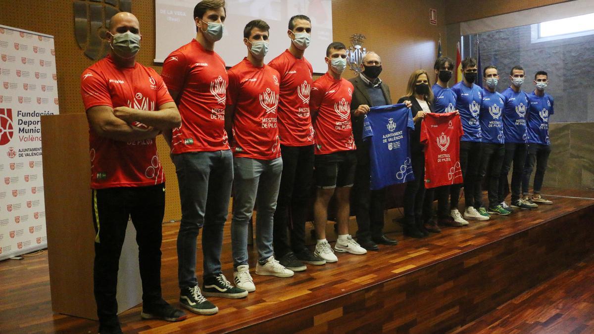 El XV Trofeu Mestres - Ciutat de València va ser presentat ahir al Complex Esportiu i Cultural la Petxina amb els pilotaris participants, en un acte que va estar conduït per Pilar Bernabé i Joan Alepuz.