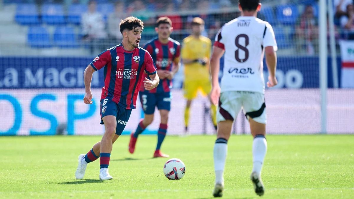 Javi Mier controla el balón, en un partido frente al Albacete de la presente temporada