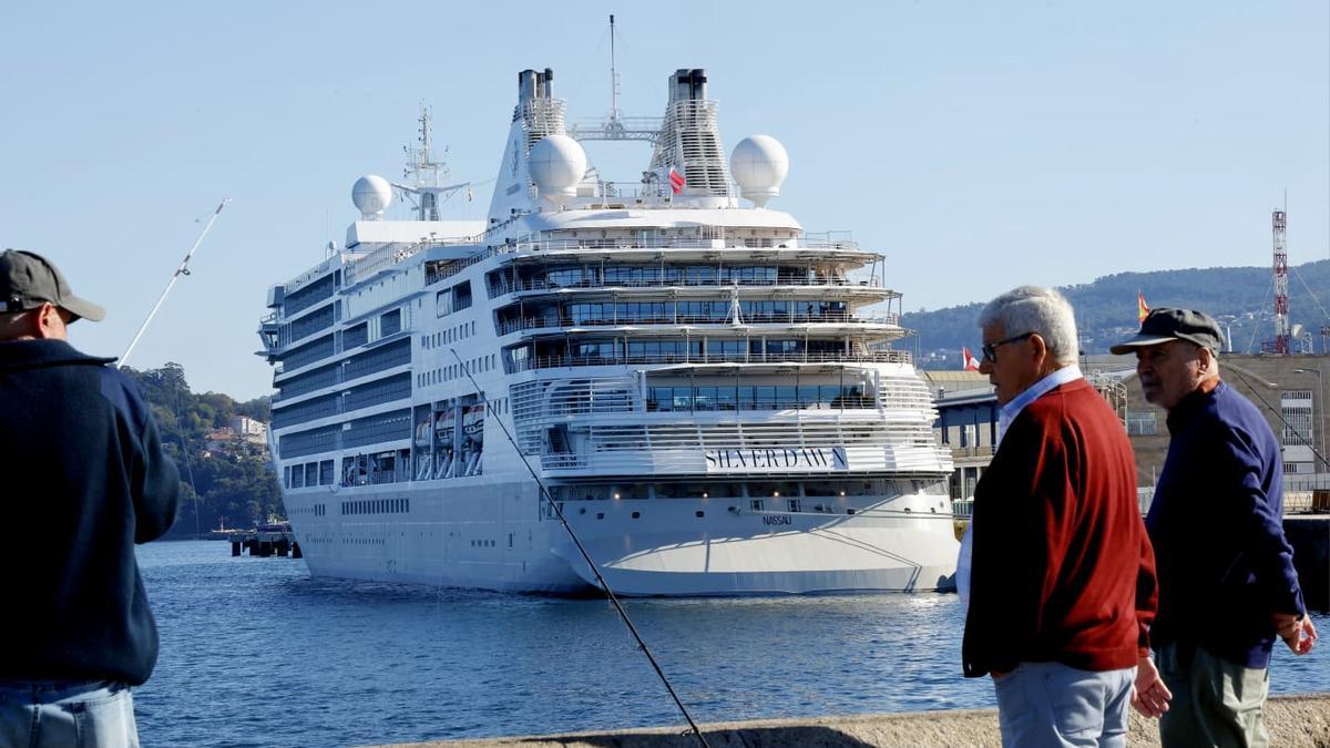 El crucero «Silver Dawn», atracado este domingo en Vigo.