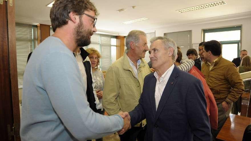 Álex Fiuza saluda a Luis Taboada tras su toma de posesión como alcalde, el pasado día 15. // Bernabé/J. L.