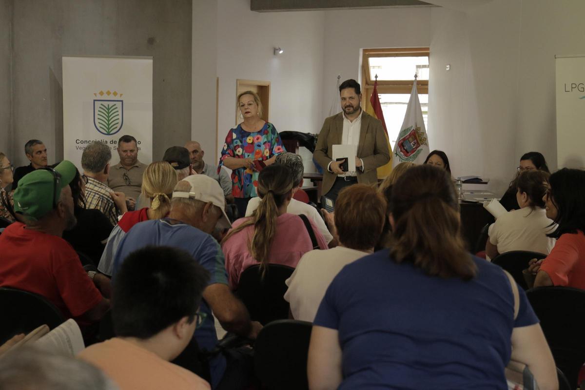 Los concejales Nina Santana y Josué Íñiguez durante la reunión con los vecinos afectados de San Cristóbal.