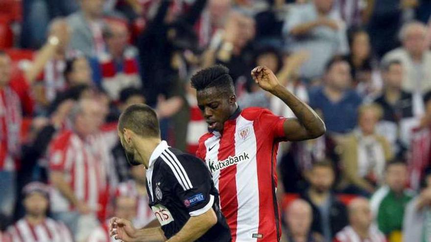 Williams pelea por el balón en el partido de ayer en San Mamés.