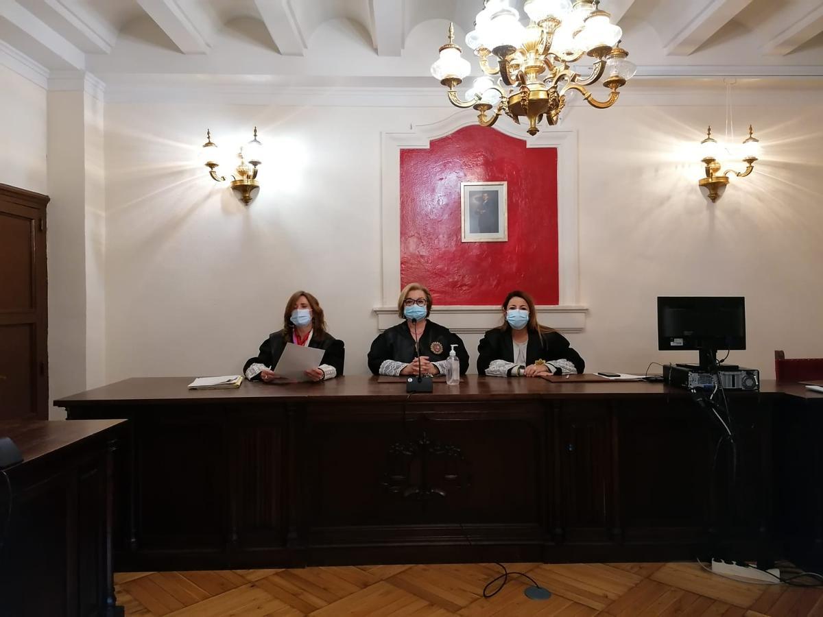 Tres de las cuatro magistradas de la Audiencia, con la presidencia de Esther González, en un juicio.