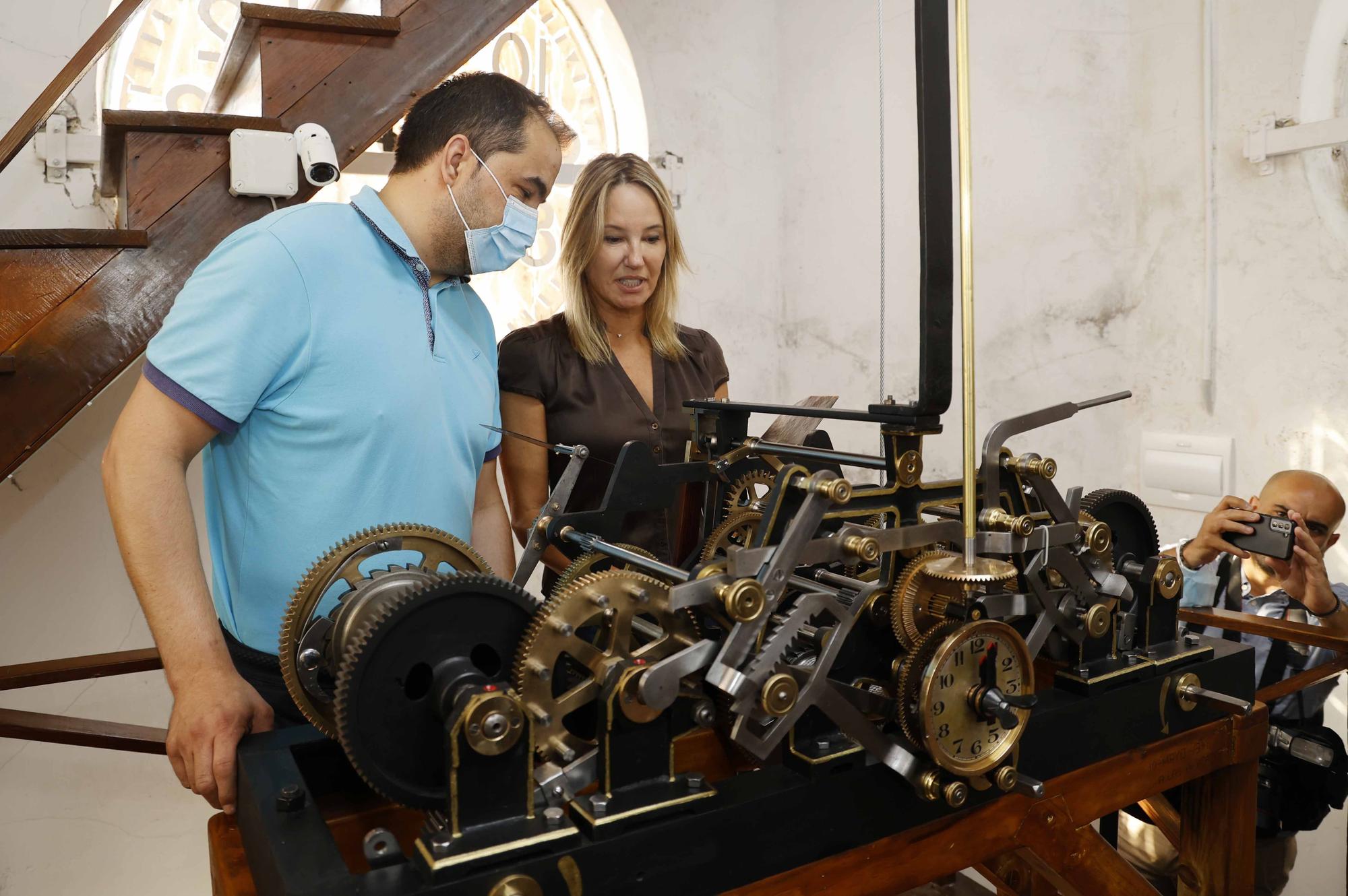 El reloj del IES Santa Irene vuelve a funcionar