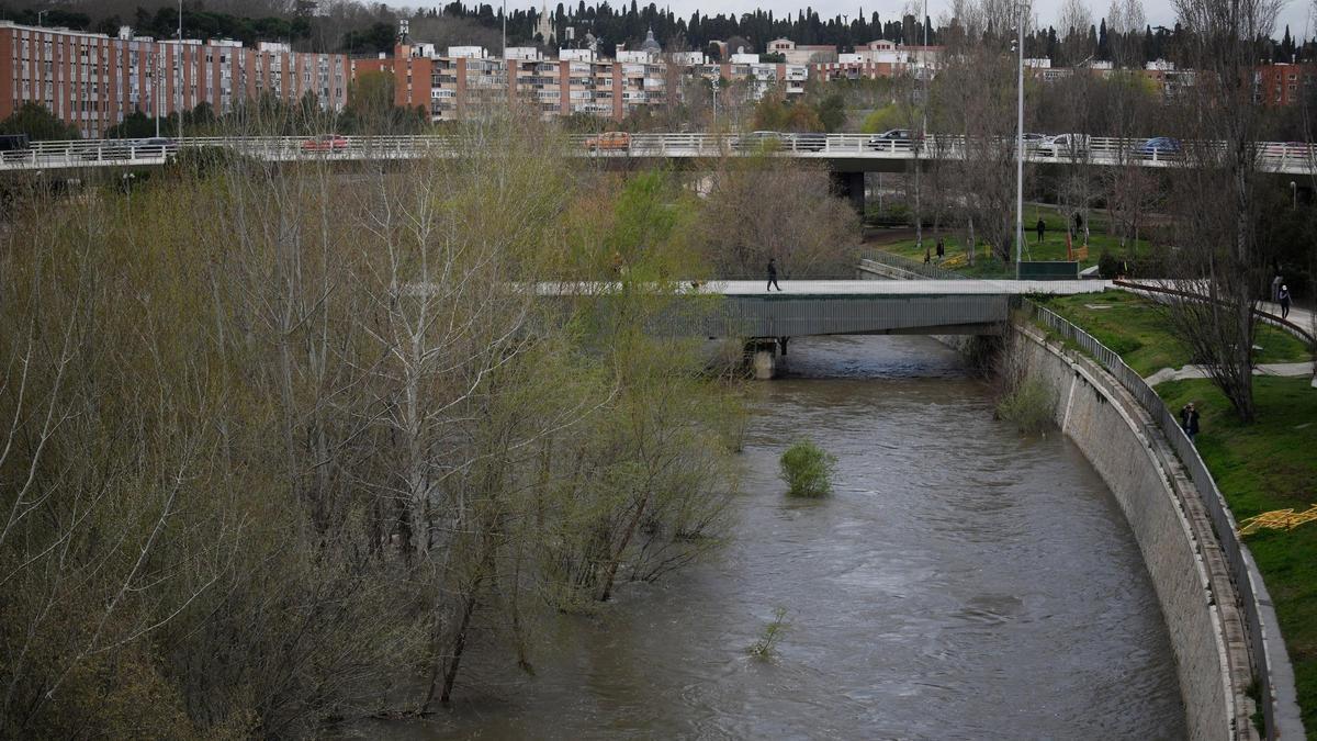 Crecida del río Manzanares en el parque de Madrid Río, a 20 de marzo de 2025, en Madrid (España).