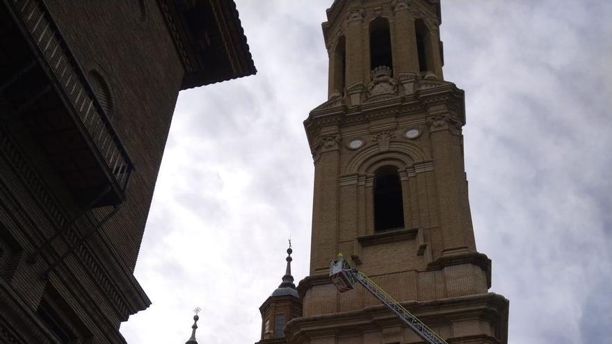 VÍDEO | Los bomberos intervienen en una de las torres del Pilar tras caer cascotes