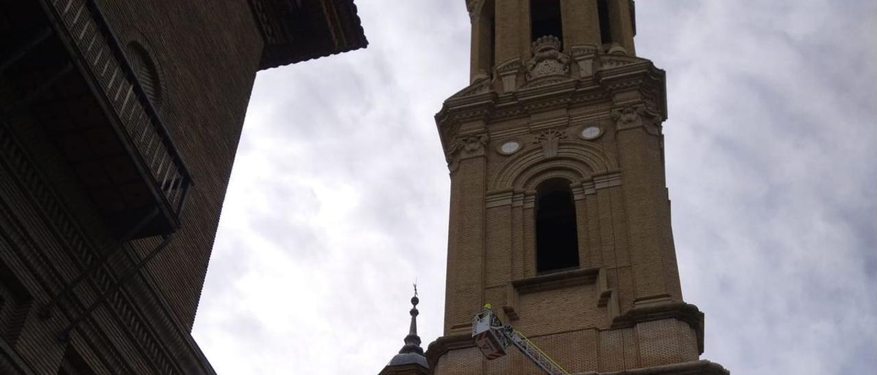 VÍDEO | Los bomberos intervienen en una de las torres del Pilar tras caer cascotes