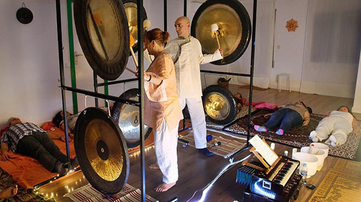 Baño de gongs en el centro Armonía, en Sants. Con las mazas, Óscar y Alicia.