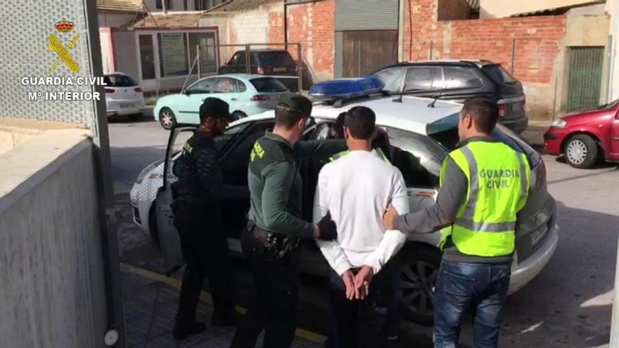 Tres detenidos en Daya Nueva por apuñalar a la mujer de uno de ellos