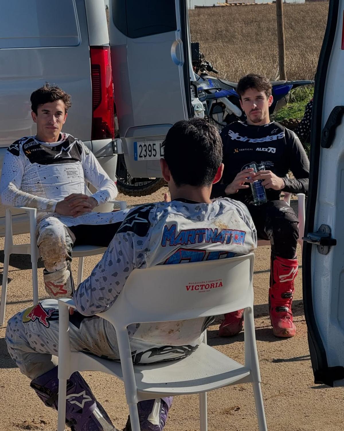 Martín y los Márquez, charlando durante sus tandas en Brunete