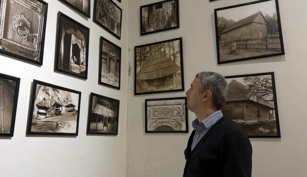 Aleksandar Gudrić, en el centro cultural que coordina en la población de Gračanica.