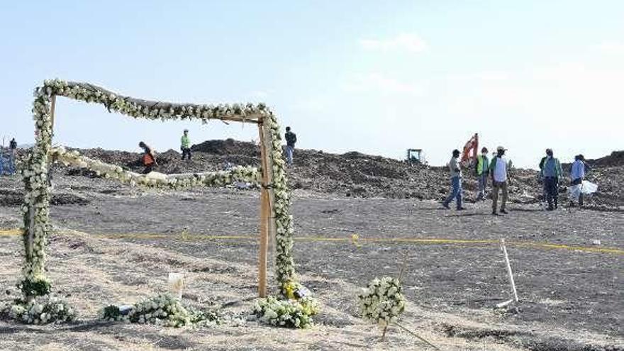 Monumento conmemorativo cerca de los restos del fuselaje del avión que se estrelló en Adís Abbeba en Etiopía. // Efe/Stringer