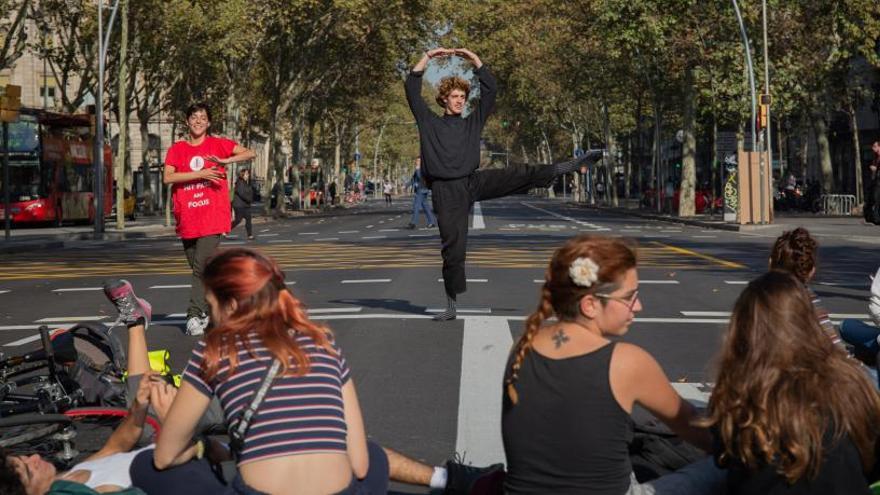 Corte en Gran Vía de Barcelona en la acampada de plaza Universitat.