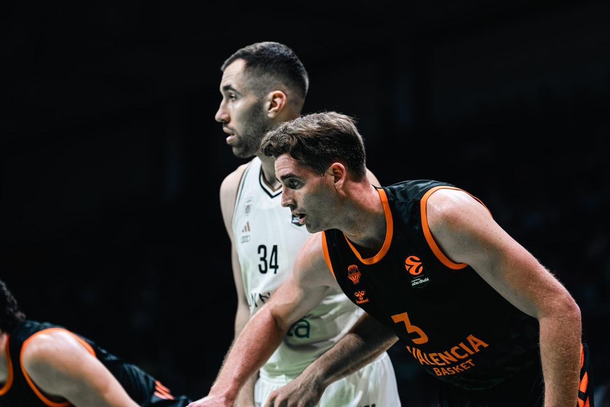 Nate Reuvers durante el Dubai - Valencia Basket de Euroliga