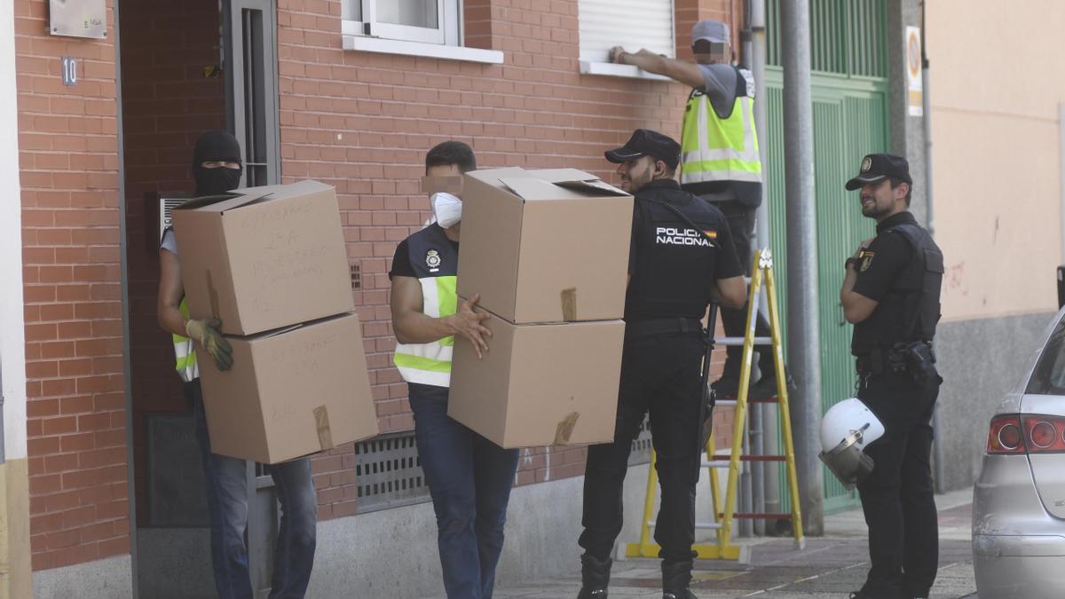 Policías nacionales sacan cajas de cartón llenas de marihuana, este jueves en Espinardo.