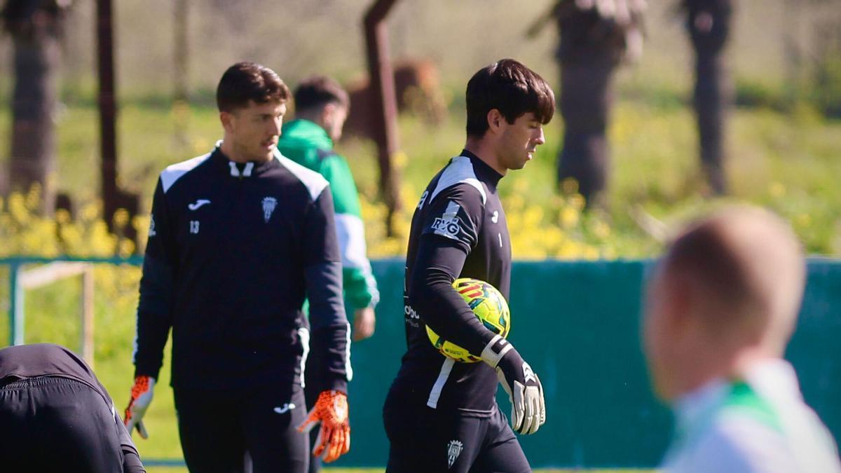 Iker Álvarez, a la derecha, junto a Carlos Marín en un entrenamiento de esta temporada.