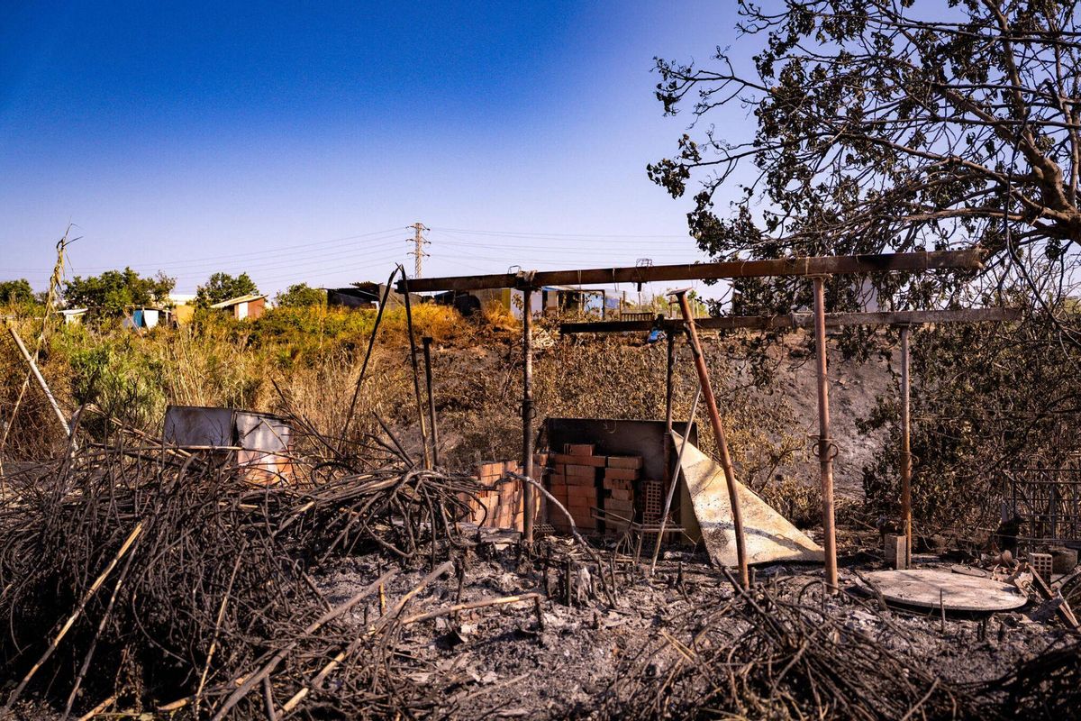 El 1 de julio de 2025, un día después del incendio en la zona de barracas cercana al Port de Barcelona, la imagen muestra los restos de una vivienda, donde además de otros elementos, se aprecian ladrillos entre los escombros dejados por el fuego.