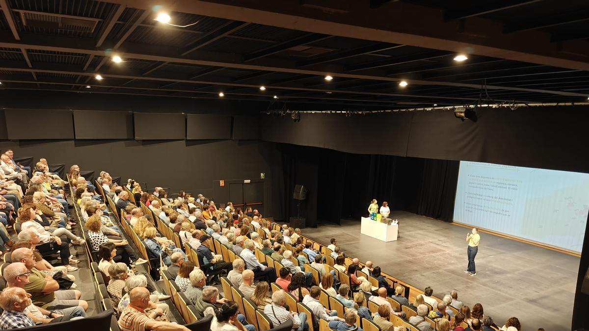 Más de 1.500 personas participan en las primeras reuniones sobre la nueva recogida de residuos en Ontinyent