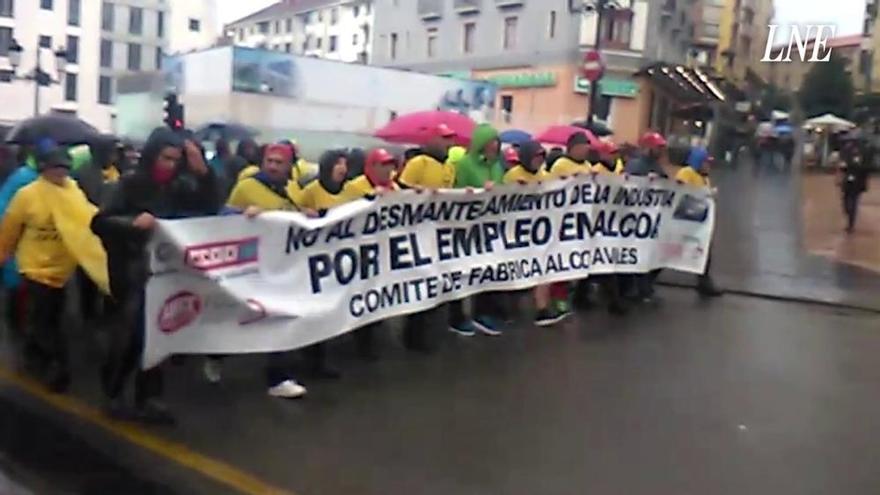 La marcha de trabajadores de Alcoa llega a Oviedo