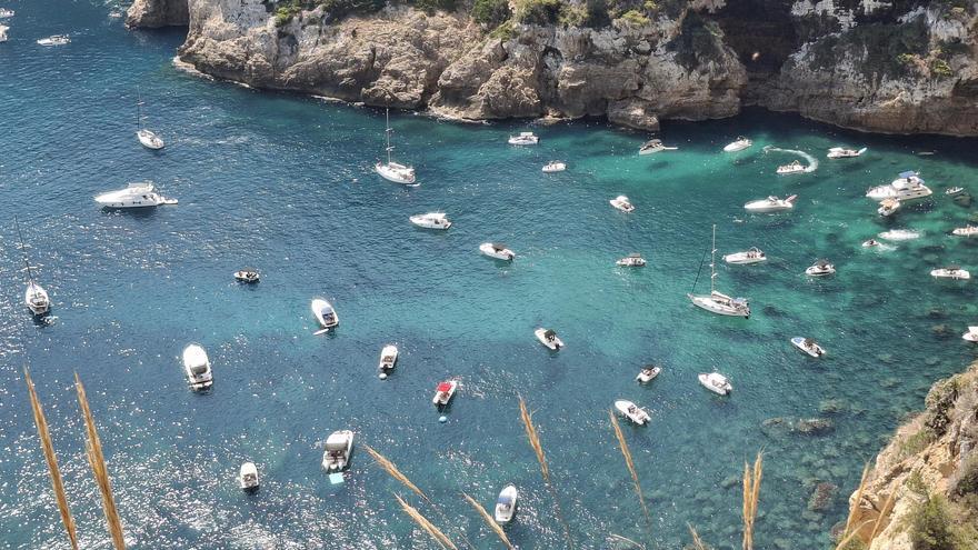 Sin balizar y ya repleta de embarcaciones: el &quot;caos&quot; echa el ancla en la costa de Xàbia
