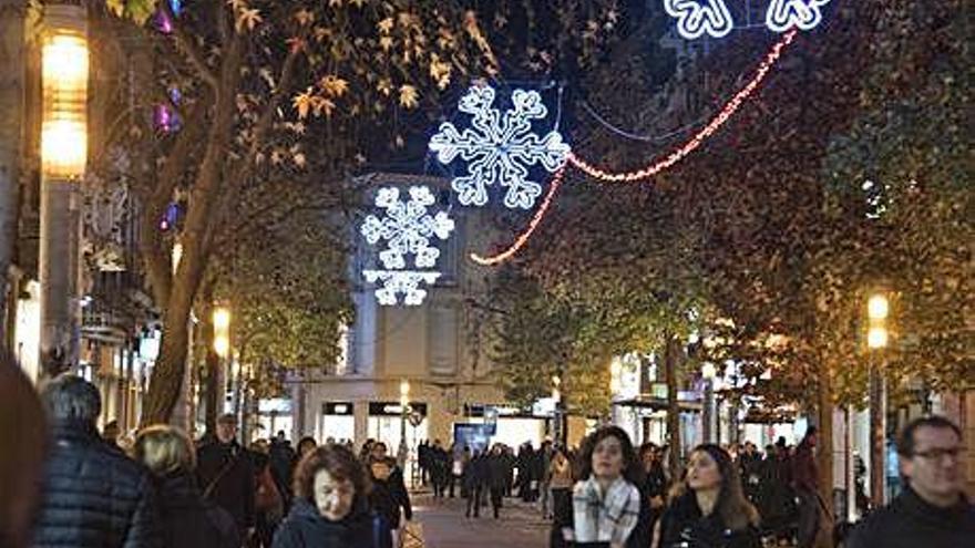 El carrer Guimerà il·luminat. No són els llums que van demanar