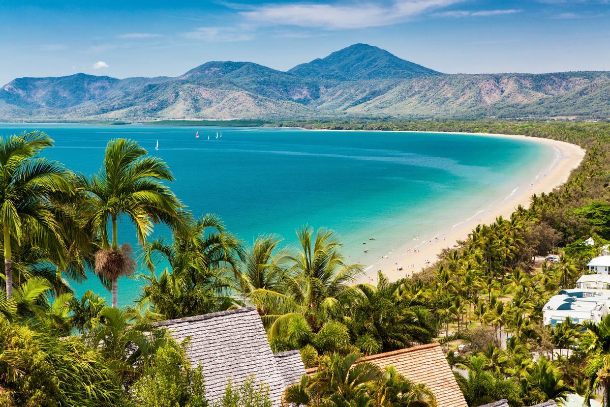 Port Douglas es una exclusiva localidad costera tropical en Queensland, Australia, famosa por ser la puerta de entrada a dos Patrimonios de la Humanidad: la Gran Barrera de Coral y la selva tropical de Daintree.